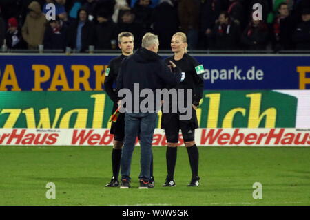 Trainer Christian Streich (Freiburg) im Gespräch mit Schiedsrichterin/Refferee, Bibiana Steinhaus (Langenhagen), 1. BL: 18-19: 19. Sptg. - SC Freiburg vs TSG 1899 Hoffenheim DFL-Bestimmungen verbieten die Verwendung von Fotografien als BILDSEQUENZEN UND/ODER QUASI-VIDEO Foto: Joachim Hahne/johapress Stockfoto