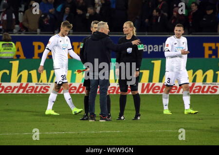 Trainer Christian Streich (Freiburg) im Dialog mit Schiedsrichterin/Refferee, Bibiana Steinhaus (Langenhagen), Pavel Kaderabek (Hoffenheim) und Stefan Posch (Hoffenheim) lauschen der Dinge 1. BL: 18-19: 19. Sptg. - SC Freiburg vs TSG 1899 Hoffenheim DFL-Bestimmungen verbieten die Verwendung von Fotografien als BILDSEQUENZEN UND/ODER QUASI-VIDEO Foto: Joachim Hahne/johapress Stockfoto