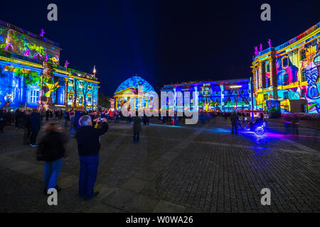 BERLIN - Oktober 07, 2018: Bebelplatz, Staatsoper (links), St. Hedwigs Kathedrale, Hotel de Rome (Mitte) und der juristischen Fakultät der Humboldt Universität (rechts) in farbigen Beleuchtung. Festival of Lights 2018 Stockfoto