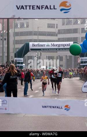 Sabrina Mockenhaupt (mocki), die schnellste Frau der 29 Berliner Vattenfall Halbmarathon, in Let's Dance 2019 teilnimmt. Die 38-jährige Frau ist 45-mal Deutscher Meister in den 3000, 5000 und 10.000-Meter-Lauf. Stockfoto