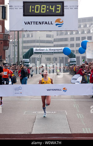 Sabrina Mockenhaupt (mocki), die schnellste Frau der 29 Berliner Vattenfall Halbmarathon, in Let's Dance 2019 teilnimmt. Die 38-jährige Frau ist 45-mal Deutscher Meister in den 3000, 5000 und 10.000-Meter-Lauf. Stockfoto