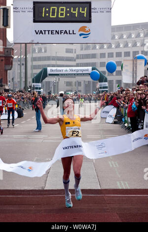 Sabrina Mockenhaupt (mocki), die schnellste Frau der 29 Berliner Vattenfall Halbmarathon, in Let's Dance 2019 teilnimmt. Die 38-jährige Frau ist 45-mal Deutscher Meister in den 3000, 5000 und 10.000-Meter-Lauf. Stockfoto