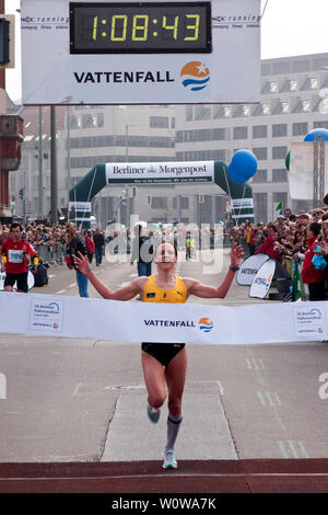 Sabrina Mockenhaupt (mocki), die schnellste Frau der 29 Berliner Vattenfall Halbmarathon, in Let's Dance 2019 teilnimmt. Die 38-jährige Frau ist 45-mal Deutscher Meister in den 3000, 5000 und 10.000-Meter-Lauf. Stockfoto