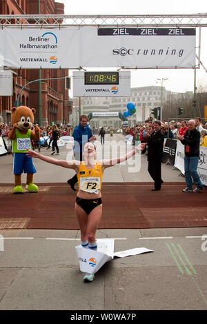 Sabrina Mockenhaupt (mocki), die schnellste Frau der 29 Berliner Vattenfall Halbmarathon, in Let's Dance 2019 teilnimmt. Die 38-jährige Frau ist 45-mal Deutscher Meister in den 3000, 5000 und 10.000-Meter-Lauf. Stockfoto