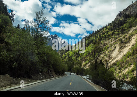 China, Tibet, Tibetische, Niemandsland, Plateau, Höhenlage, blauer Himmel, Horizont, in den Bergen, Panoramaaussicht, National Highway 214, Autobahn, Straße Stockfoto