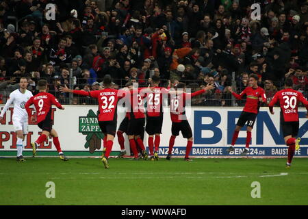 Die Freiburger Vorgängerbaues verspielte bejubeln den 3:3 Ausgleich von Luca Waldschmidt (Freiburg), 1. BL: 18-19: 21. Sptg. - SC Freiburg gegen den VfL Wolfsburg DFL-Bestimmungen verbieten die Verwendung von Fotografien als BILDSEQUENZEN UND/ODER QUASI-VIDEO Foto: Joachim Hahne/johapress Stockfoto