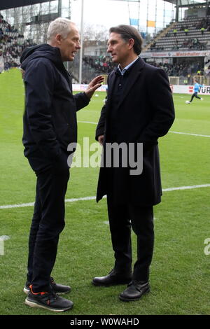 Im Gespräch: Trainer Christian Streich (Freiburg) und Trainer Bruno Labbadia (VfL Wolfsburg) vor dem Spiel der 1. BL: 18-19: 21. Sptg. - SC Freiburg gegen den VfL Wolfsburg DFL-Bestimmungen verbieten die Verwendung von Fotografien als BILDSEQUENZEN UND/ODER QUASI-VIDEO Foto: Joachim Hahne/johapress Stockfoto