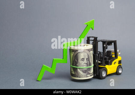 Gelbe Gabelstapler Stapler führt ein großes Bündel von Dollar und grünen Pfeil nach oben. Wachstum von Ertrag und Gewinn. Die Fortschritte der Industrie und Logistik Stockfoto