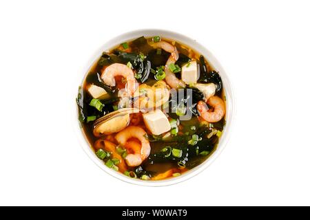 Japanisches Essen. Suimono seafood Suppe. Isoliert. Auf weissem Hintergrund Stockfoto