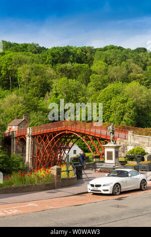 Die 1779 eiserne Brücke über den Fluss Severn war weltweit das erste. Ein 2018 Sanierung restauriert, um seinen ursprünglichen Rot-braune Farbe, Ironbridge, Shropshire Stockfoto