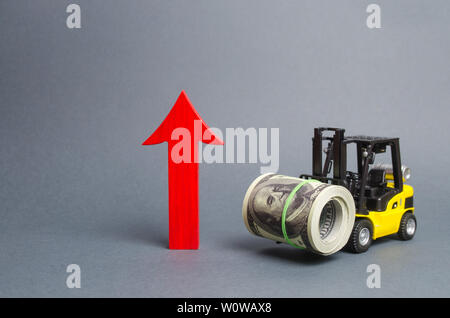 Gelbe Gabelstapler trägt einen großen Bündel von Dollar und einem großen, roten Pfeil nach oben. Wachstum von Umsatz und Gewinn. Entwicklung von Industrie- und Logistik Stockfoto