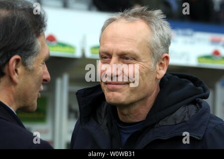 Trainer Christian Streich (Freiburg) im Gespräch mit Trainer Bruno Labbadia (VfL Wolfsburg), 1. BL: 18-19: 21. Sptg. - SC Freiburg gegen den VfL Wolfsburg DFL-Bestimmungen verbieten die Verwendung von Fotografien als BILDSEQUENZEN UND/ODER QUASI-VIDEO Foto: Joachim Hahne/johapress Stockfoto