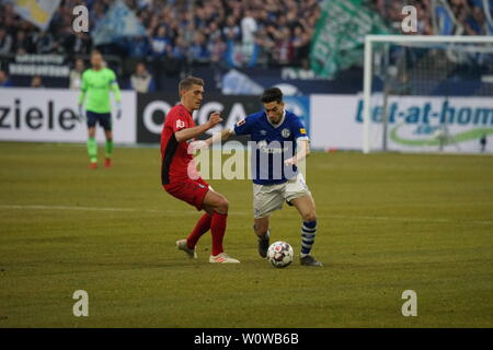 V. LI. im Zweikampf Nils Petersen (Freiburg) vs Suat Serdar (Schalke 04), 1. BL: 18-19: 22. Sptg. - SC Freiburg gegen den VfL Wolfsburg DFL-Bestimmungen verbieten die Verwendung von Fotografien als BILDSEQUENZEN UND/ODER QUASI-VIDEO Foto: Joachim Hahne/johapress Stockfoto