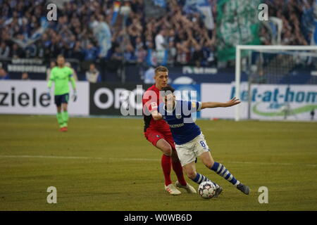 V. LI. im Zweikampf Nils Petersen (Freiburg) vs Suat Serdar (Schalke 04), 1. BL: 18-19: 22. Sptg. - SC Freiburg gegen den VfL Wolfsburg DFL-Bestimmungen verbieten die Verwendung von Fotografien als BILDSEQUENZEN UND/ODER QUASI-VIDEO Foto: Joachim Hahne/johapress Stockfoto