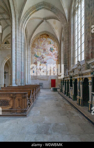 KUTNA HORA, TSCHECHISCHE REPUBLIK - 26. OKTOBER 2018: die Innere der St. Barbara Kirche. Stockfoto