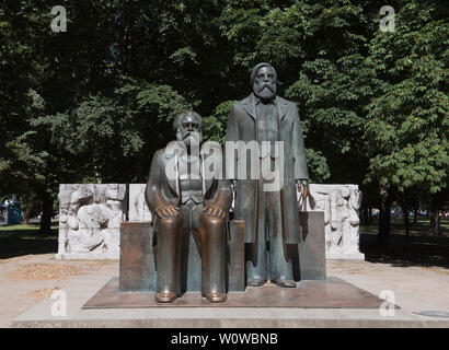 Bronzefiguren von Karl Marx und Friedrich Engels, Marx-Engels-Forum, Berlin, Deutschland, Europa Stockfoto