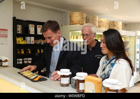 Konservative Partei Spitzenkandidaten Jeremy Hunt (links) und seine Frau Lucia Jagd bei einem Besuch in Quicke??? s Farm in der Nähe von Exeter. Stockfoto