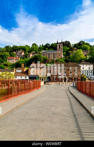 Die 1779 eiserne Brücke über den Fluss Severn war weltweit das erste. Ein 2018 Sanierung restauriert, um seinen ursprünglichen Rot-braune Farbe, Ironbridge, Shropshire Stockfoto