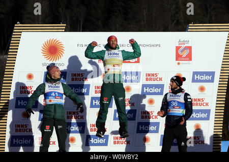 Nicht zu bremsen: Der neue Weltmeister Markus Eisenbichler (TSV Siegsdorf) hebt zum Beifall von Karl Geiger (SC Oberstdorf) und Killian PEIER (Schweiz/CH) ab nach dem Skispringen Herren, FIS Nordische Ski-WM 2019 in Seefeld Stockfoto