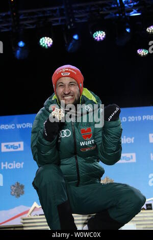 Markus Eisenbichler (TSV Siegsdorf) bei der Medaillenvergabe auf der Medal Plaza Skispringen Herren, FIS Nordische Ski-WM 2019 in Innsbruck. Stockfoto