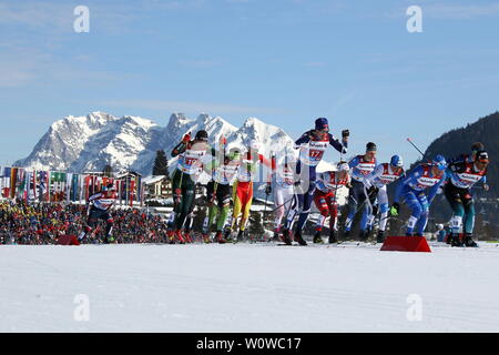 Die Traumkulisse im Rücken, bewegt sich das Feld beim Teamsprint Skilanglauf FIS Nordische Ski-WM 2019 in Seefeld, ganz links Janosch Brugger (WSG Schluchsee/Deutschland) Stockfoto