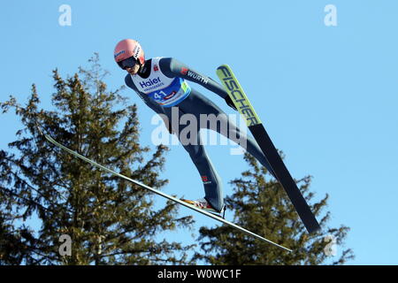 Ein vorbei rauschenden Tannen zu WM-Silber: Karl Geiger (SC Oberstdorf) beim Skispringen der Herren in Innsbruck. Stockfoto