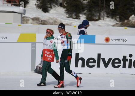 Begleitet von einer Betreuerin des Deutschen Skiverbandes (DSV) verlässt Janosch Brugger (WSG Schluchsee/Deutschland) den Zielbereich / Dm Skilanglauf Teamsprint FIS Nordische Ski-WM 2019 in Seefeld Stockfoto