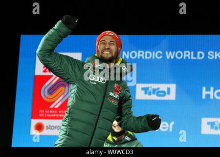 Markus Eisenbichler (TSV Siegsdorf) bei der Medaillenvergabe auf der Medal Plaza Skispringen Herren, FIS Nordische Ski-WM 2019 in Innsbruck. Stockfoto