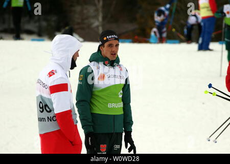 Janosch Brugger (WSG Schluchsee/Deutschland) verfolgt mit einem Betreuer das Rennen der Herren Staffel 4 x 10 Km Skilanglauf, Nordische Kombination, FIS Nordische Ski-WM 2019 in Seefeld Stockfoto