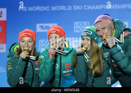 Goldjubel von v. li. Katharina Althaus (SC Oberstdorf), Markus Eisenbichler (TSV Siegsdorf), Juliane Seyfarth (TSG Ruhla), Karl Geiger (SC Oberstdorf) bei der Medaillenübergabe zum Mixed Mannschaft Skispringen, FIS Nordische Ski-WM 2019 in Seefeld Stockfoto