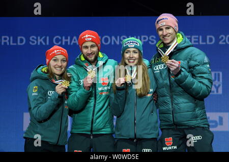 Das Gold-Quartett des DSV, v. li. Katharina Althaus (SC Oberstdorf), Markus Eisenbichler (TSV Siegsdorf), Juliane Seyfarth (TSG Ruhla) und Karl Geiger (SC Oberstdorf) bei der medaillenübergabe für den Mixed Mannschaft Skispringen, FIS Nordische Ski-WM 2019 in Seefeld Stockfoto