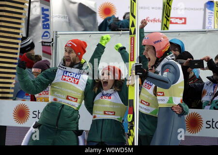 So schön kann Skispringen sein und Markus Eisenbichler (TSV Siegsdorf), Katharina Althaus (SC Oberstdorf). Juliane Seyfarth (TSG Ruhla) und Karl Geiger (SC Oberstdorf) bejubeln Gold beim Mixed Mannschaft Skispringen, FIS Nordische Ski-WM 2019 in Seefeld Stockfoto