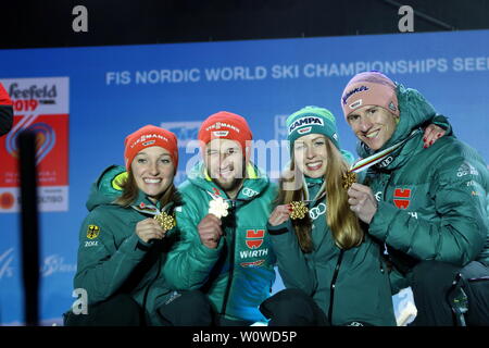 Goldjubel von v. li. Katharina Althaus (SC Oberstdorf), Markus Eisenbichler (TSV Siegsdorf), Juliane Seyfarth (TSG Ruhla), Karl Geiger (SC Oberstdorf) bei der Medaillenübergabe zum Mixed Mannschaft Skispringen, FIS Nordische Ski-WM 2019 in Seefeld Stockfoto