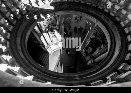 DRESDEN, Deutschland - 31. OKTOBER 2018: Detail des Palastes Zwinger (Dresdner Zwinger) im Stil des Rokoko war vom 17. bis 19. Jahrhundert gebaut. Schwarz und Weiß. Stockfoto