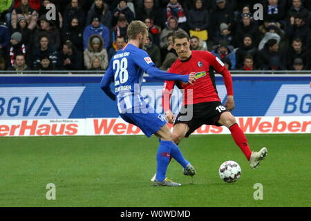 V. LI. im Zweikampf Fabian Lustenberger (Hertha Berlin) vs Nils Petersen (Freiburg) beim Spiel der 1. BL: 18-19: 25. Sptg. - SC Freiburg gegen Hertha BSC Berlin DFL-Bestimmungen verbieten die Verwendung von Fotografien als BILDSEQUENZEN UND/ODER QUASI-VIDEO Foto: Joachim Hahne/johapress Stockfoto