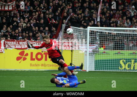 V. LI. im Zweikampf Nils Petersen (Freiburg) vs Niklas Stark (Hertha Berlin), 1. BL: 18-19: 25. Sptg. - SC Freiburg gegen Hertha BSC Berlin DFL-Bestimmungen verbieten die Verwendung von Fotografien als BILDSEQUENZEN UND/ODER QUASI-VIDEO Foto: Joachim Hahne/johapress Stockfoto