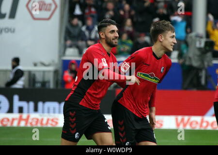 Torvorbereiter Vincenzo Grifo (SC Freiburg) mit Nico Schlotterbeck (Freiburg) / Dm 2:1 Siegtor, 1. BL: 18-19: 25. Sptg. - SC Freiburg gegen Hertha BSC Berlin DFL-Bestimmungen verbieten die Verwendung von Fotografien als BILDSEQUENZEN UND/ODER QUASI-VIDEO Foto: Joachim Hahne/johapress Stockfoto