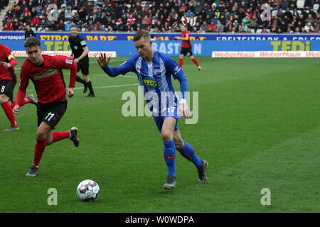 V. LI. im Zweikampf Luca Waldschmidt (Freiburg) und Maximilian Mittelstädt (Hertha BSC Berlin), 1. BL: 18-19: 25. Sptg. - SC Freiburg gegen Hertha BSC Berlin DFL-Bestimmungen verbieten die Verwendung von Fotografien als BILDSEQUENZEN UND/ODER QUASI-VIDEO Foto: Joachim Hahne/johapress Stockfoto