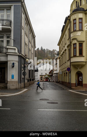 VRCHLABI, TSCHECHIEN - Oktober 25, 2018: in den Straßen der Kleinstadt. Die Stadt im nördlichen Teil der Region Hradec Kralove befindet sich in den Wurzeln der Riesengebirge. Erstmals im Jahre 1359 erwähnt. Stockfoto
