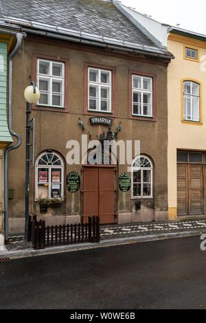 VRCHLABI, TSCHECHIEN - Oktober 25, 2018: in den Straßen der Kleinstadt. Die Stadt im nördlichen Teil der Region Hradec Kralove befindet sich in den Wurzeln der Riesengebirge. Erstmals im Jahre 1359 erwähnt. Stockfoto