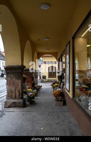 VRCHLABI, TSCHECHIEN - Oktober 25, 2018: in den Straßen der Kleinstadt. Die Stadt im nördlichen Teil der Region Hradec Kralove befindet sich in den Wurzeln der Riesengebirge. Erstmals im Jahre 1359 erwähnt. Stockfoto
