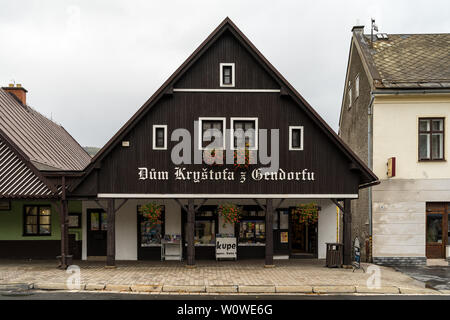 VRCHLABI, TSCHECHIEN - Oktober 25, 2018: in den Straßen der Kleinstadt. Die Stadt im nördlichen Teil der Region Hradec Kralove befindet sich in den Wurzeln der Riesengebirge. Erstmals im Jahre 1359 erwähnt. Stockfoto