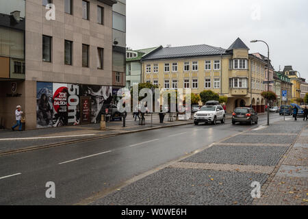 VRCHLABI, TSCHECHIEN - Oktober 25, 2018: in den Straßen der Kleinstadt. Die Stadt im nördlichen Teil der Region Hradec Kralove befindet sich in den Wurzeln der Riesengebirge. Erstmals im Jahre 1359 erwähnt. Stockfoto