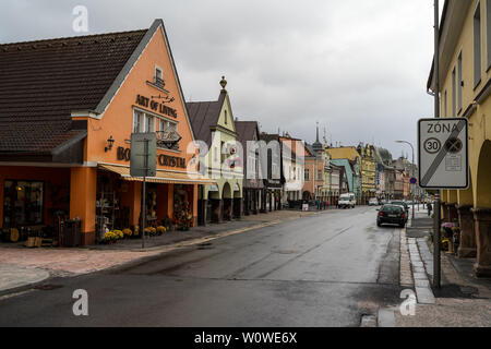VRCHLABI, TSCHECHIEN - Oktober 25, 2018: in den Straßen der Kleinstadt. Die Stadt im nördlichen Teil der Region Hradec Kralove befindet sich in den Wurzeln der Riesengebirge. Erstmals im Jahre 1359 erwähnt. Stockfoto
