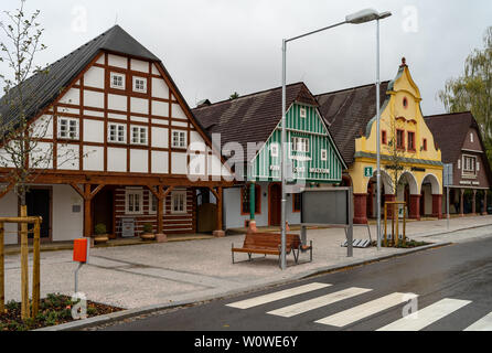 VRCHLABI, TSCHECHIEN - Oktober 25, 2018: in den Straßen der Kleinstadt. Die Stadt im nördlichen Teil der Region Hradec Kralove befindet sich in den Wurzeln der Riesengebirge. Erstmals im Jahre 1359 erwähnt. Stockfoto