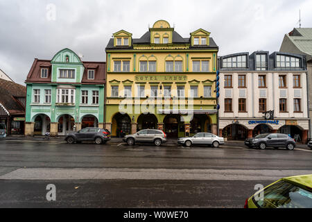 VRCHLABI, TSCHECHIEN - Oktober 25, 2018: in den Straßen der Kleinstadt. Die Stadt im nördlichen Teil der Region Hradec Kralove befindet sich in den Wurzeln der Riesengebirge. Erstmals im Jahre 1359 erwähnt. Stockfoto