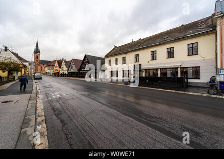 VRCHLABI, TSCHECHIEN - Oktober 25, 2018: in den Straßen der Kleinstadt. Die Stadt im nördlichen Teil der Region Hradec Kralove befindet sich in den Wurzeln der Riesengebirge. Erstmals im Jahre 1359 erwähnt. Stockfoto