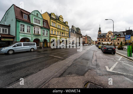 VRCHLABI, TSCHECHIEN - Oktober 25, 2018: in den Straßen der Kleinstadt. Die Stadt im nördlichen Teil der Region Hradec Kralove befindet sich in den Wurzeln der Riesengebirge. Erstmals im Jahre 1359 erwähnt. Stockfoto