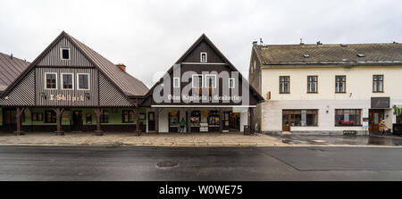 VRCHLABI, TSCHECHIEN - Oktober 25, 2018: in den Straßen der Kleinstadt. Die Stadt im nördlichen Teil der Region Hradec Kralove befindet sich in den Wurzeln der Riesengebirge. Erstmals im Jahre 1359 erwähnt. Stockfoto