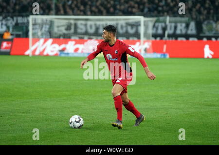 Vincenzo Grifo (SC Freiburg) mit Kugel, 1. BL: 18-19: 26. Sptg. - Borussia Mönchengladbach - SC Freiburg DFL-Bestimmungen verbieten die Verwendung von Fotografien als BILDSEQUENZEN UND/ODER QUASI-VIDEO Foto: Joachim Hahne/johapress Stockfoto